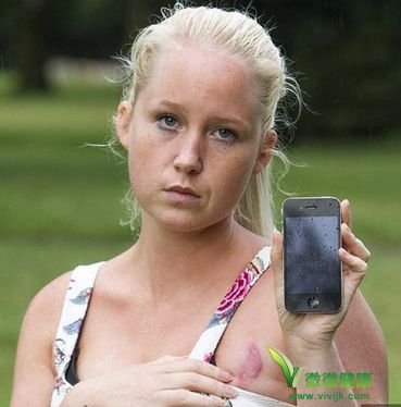 女子充电苹果手机将其胸部烫伤或致无法哺乳
