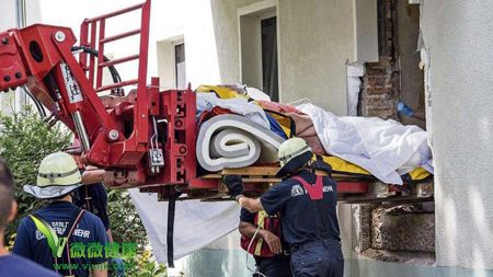325公斤女子生病出不了门 德国消防员凿墙救人