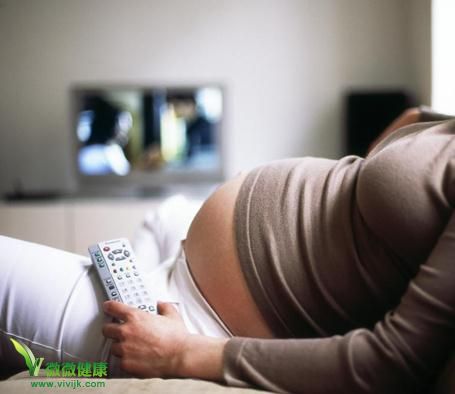 孕妇对着电视机吃饭容易让孩子肥胖