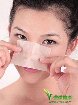 女子频繁用湿纸巾擦脸致皮肤过敏