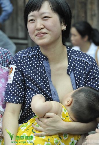 哺乳快闪：30名福州妈妈当街哺乳倡导母乳喂养