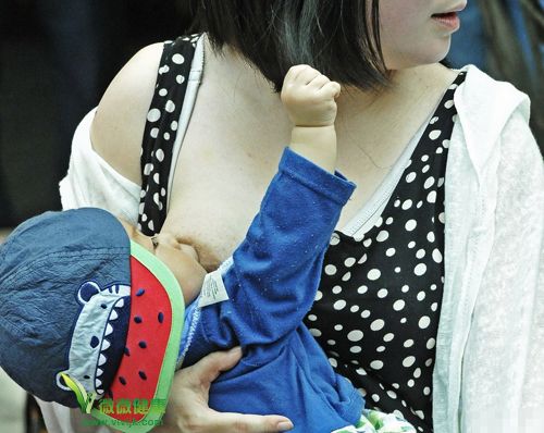 哺乳快闪：30名福州妈妈当街哺乳倡导母乳喂养