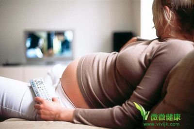 美研究称孕妇吃饭时看电视增加宝宝肥胖几率