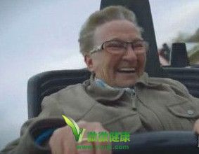 78岁老太坐过山车狂笑不止 被赞“女汉子奶奶”