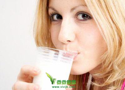 新研究：喝牛奶有助女性减缓膝关节炎