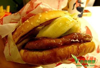 香港男子投诉麦当劳汉堡混有铁片割伤嘴