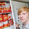 17岁少年嗜薯片成瘾 一周竟能吃40包