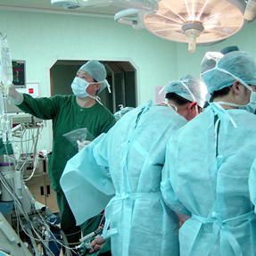 200斤肿瘤患者手术成功 医生手术服用百件