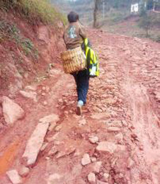 单身父亲每天走28公里山路背残疾儿子上学