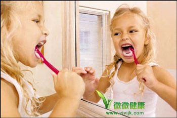 刷牙的几个坏习惯：用力漱口