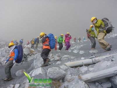 日本火山喷发数百游客被困 专家讲解：火山爆发如何逃生