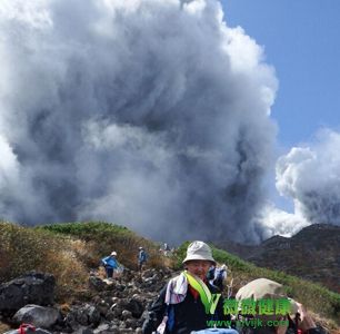 日本火山喷发数百游客被困 专家讲解：火山爆发如何逃生