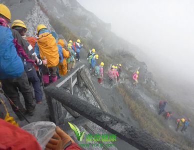 日本火山喷发数百游客被困 专家讲解：火山爆发如何逃生