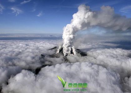 日本火山喷发数百游客被困 专家讲解：火山爆发如何逃生