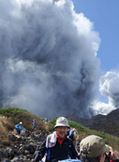 日本火山喷发数百游客被困 专家讲解：火山爆发如何逃生