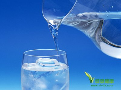 每天定时喝水促排便养前列腺 