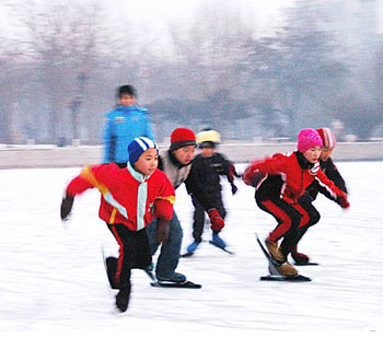 孩子学溜冰好 改善柔韧性和弹跳力