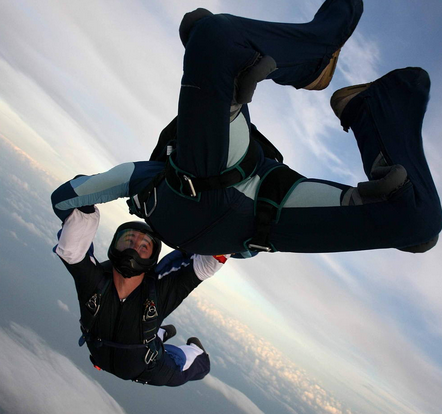 低空跳伞是一种滑翔项目