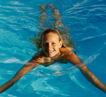 早期或恢复期颈椎病患者适宜游泳