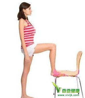 简单的椅子瘦腿操防止下半身肥胖
