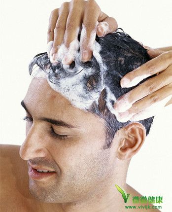 男士如何防脱发 要从基本的洗头开始