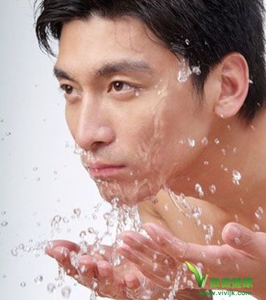男士肌肤护理，补水保湿的方法