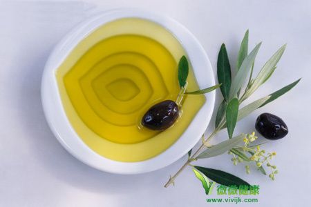 教你巧用橄榄油去眼袋的4个方法