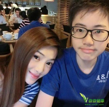 41岁吴玟萱与儿子像姐弟 白皙嫩肌赛过90后